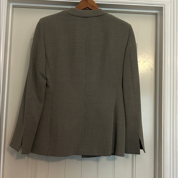 Armani Collezioni Wool/Cotton Blazer with Single Button Front. Size 8 - Picture 4 of 11